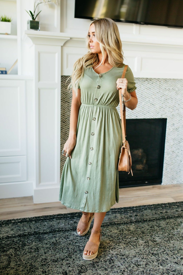 damenkleider sommer trends 2020 blonde frau langes grünes kleid mit knöpfen legeres styling
