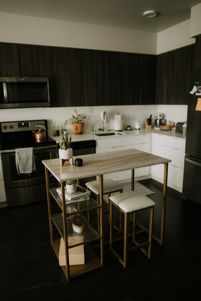 kleine Küche in schwarz und weiß, Kücheninsel klein mit Stühlen, eingebauter Ofen und Mikrowelle, Minimalistische Einrichtung