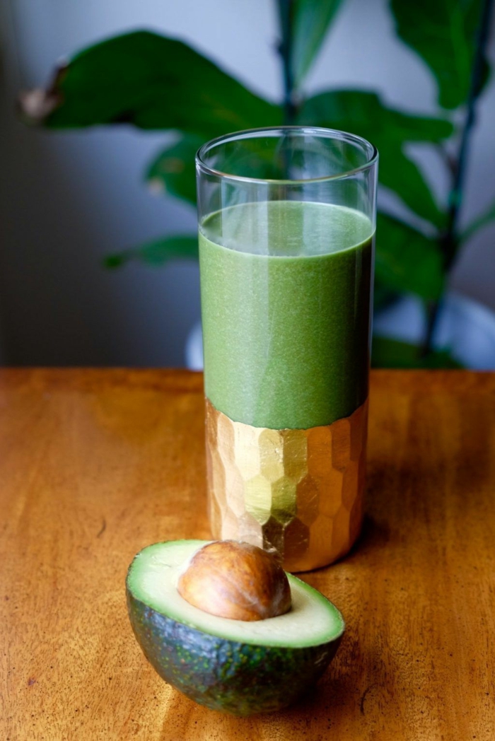 detox smoothie rezepte avocado datteln blattsalat spinat honig spirulina kokosnssöl
