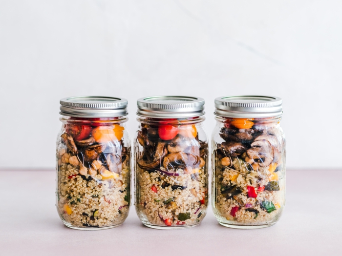 tipps für veganer, vegane proteine, drei gläser mit quinoa, die besten proteinquellen