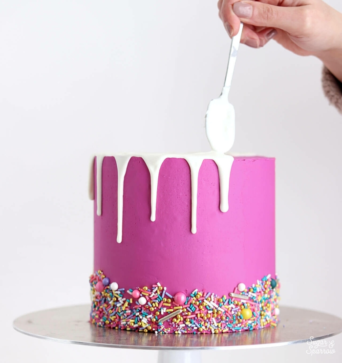 stip cake, rosa geburtstagstorte mit bunten streuseln und weißer schokolade, torte dekorieren