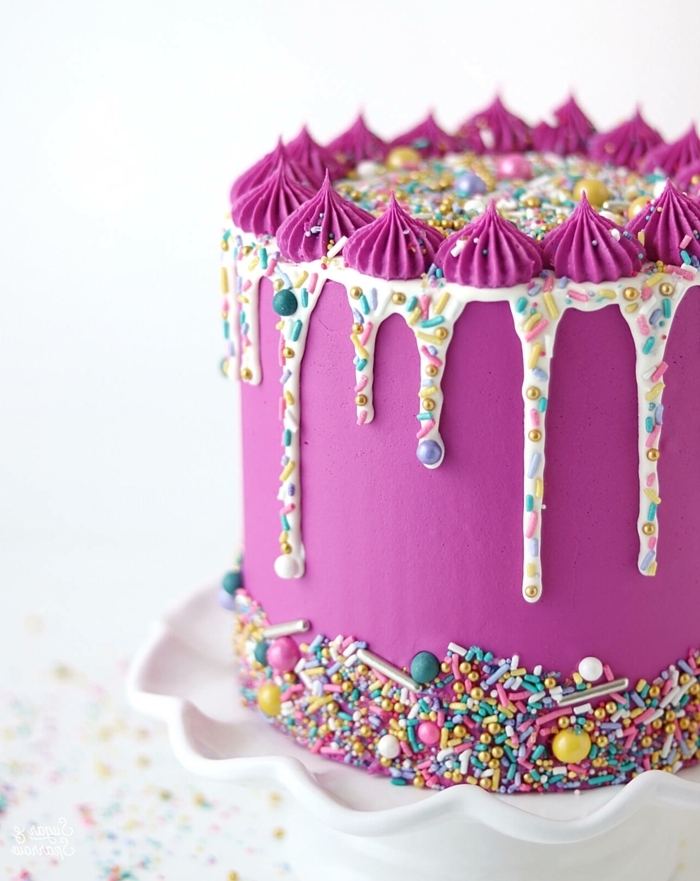 drip cake rosa, leckerer geburtstagskuchen mit schokoboden, weiße schokolade, lila buttercreme