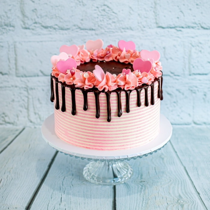 torten ideen, drip cake rosa, geburtstagskuchen dekoreiren, herzen aus fondant, rbuttercreme