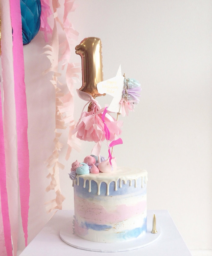 drip cake rosa und blau, torte zum 1 geburtstag kind, kindergeburtstag ideen