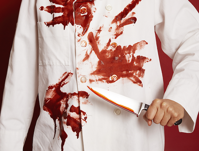 eine frau mit eine halloween kostüm mit einem weißen hemd mit kunstblut eine hand mit messer auswaschbares kunstblut selber machen rezept