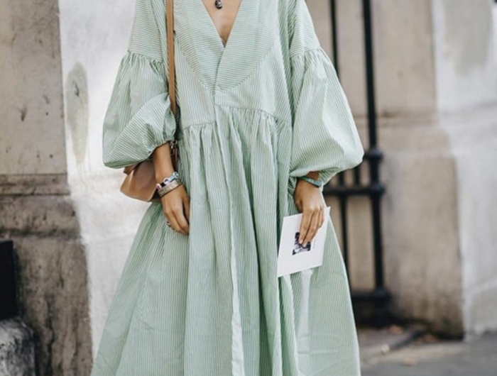 eleganter und legerer street style weites blassgrünes kleid v ausschnitt sommerkleider 2020 trend high heels schwarz