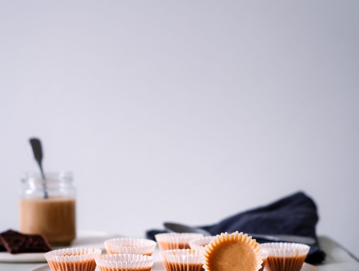 erdnussbutter cups mit schokolade und himbeere paleo ernährung rezepte ideen für leckere desserts