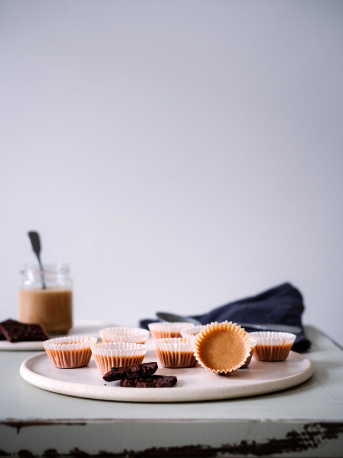 erdnussbutter cups mit schokolade und himbeere paleo ernährung rezepte ideen für leckere desserts
