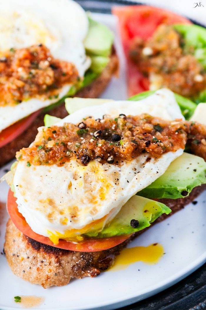 ernährungsplan für schwangere damen toast mit avocado ei und tomaten gesund frühstücken