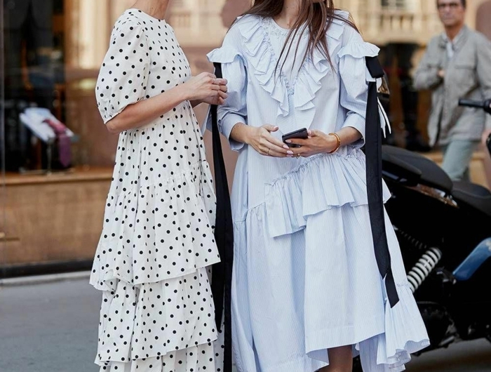 femininer street style inspiration sommerkleider lang elegant weißes kleid mit schwarzen pünktchen