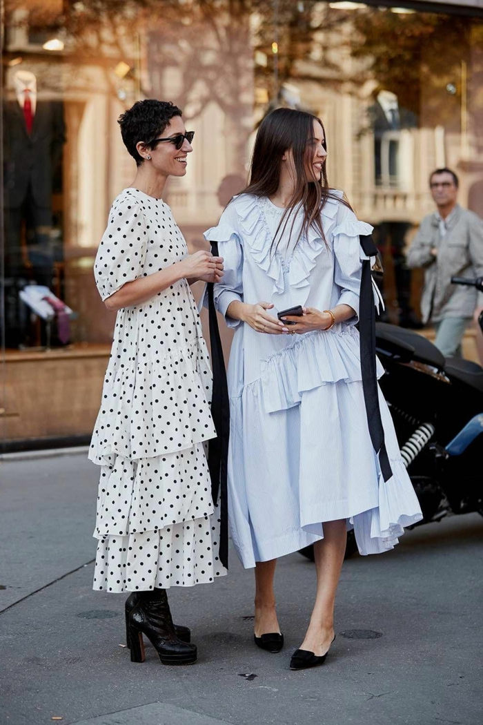 femininer street style inspiration sommerkleider lang elegant weißes kleid mit schwarzen pünktchen