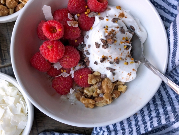 frühstück ohne milchprodukte veganer yogurt mit beeren kokosnuss und nüssen vegane glutenfreie gerichte lecker und gesund