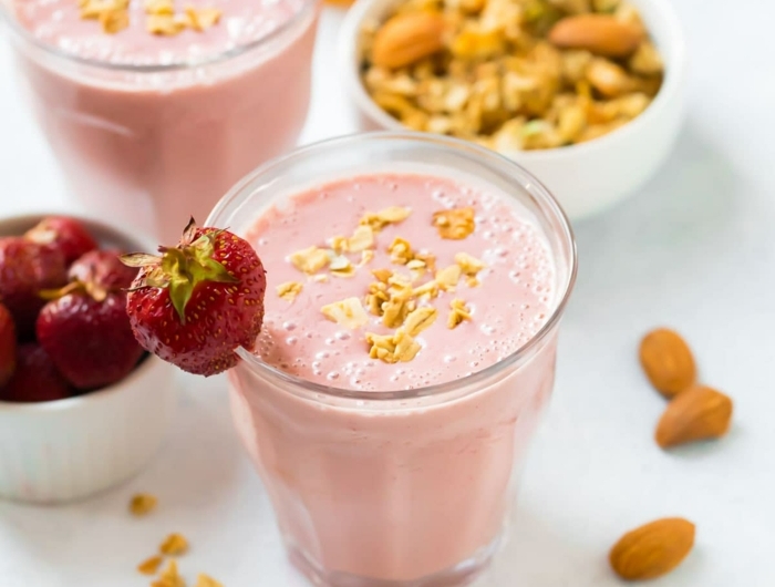 frühstück smoothie selber zubereiten erdbeere joghurt mandelbutter honig mandelmilch detox smoothie rezepte