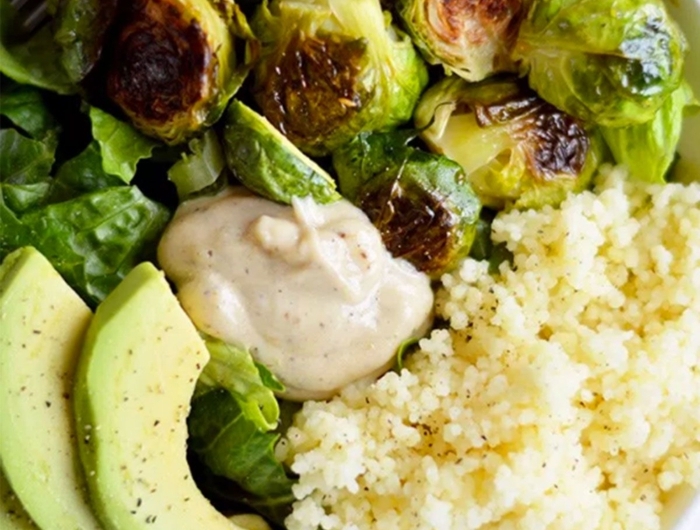 gebratener rosenkohl und couscous salat mit avocado gemüse paleo ernährungsplan ausgewogene ernährung