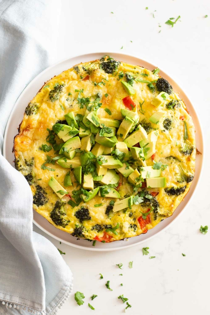 gerichte für schwangere damen omelette mit avcado brokkoli und kräutern leckeres mittagessen