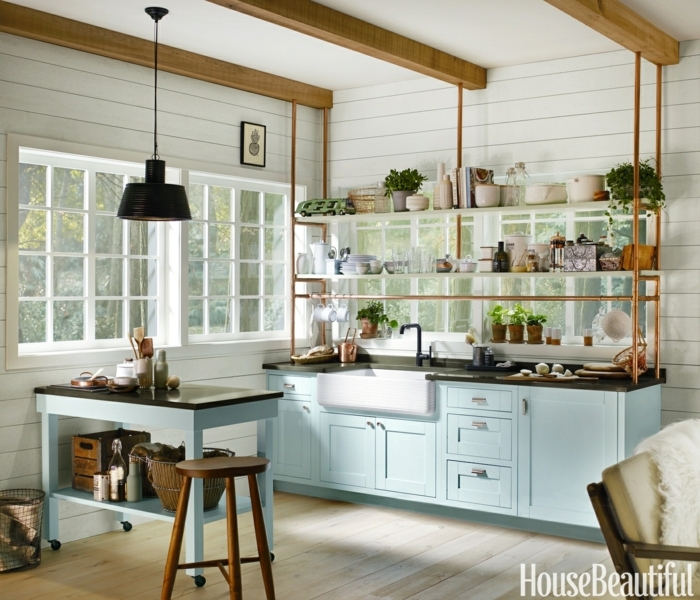 wunderschöne Idee für Küchen mit Kochinsel, Ikea Kücheninsel, Schränke in hellblauer Farbe, vier große Fenster
