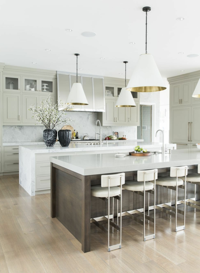 Ideen von Inneneinrichtung von Küchen mit Kochinsel, Kücheninsel mit Sitzgelegenheit, luxuriöse Gestaltung in weiß