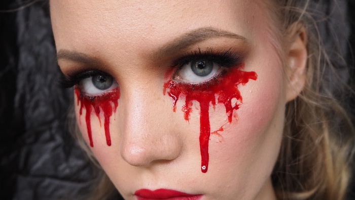 halloween make up, eine frau mit roten blutigen tränen, anleitung wie soe mit hausmitteln kunstblut selbst machen können 