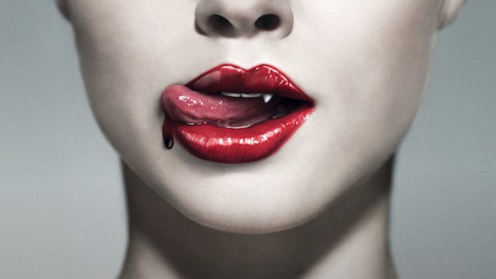 idee für halloween schminke eine frau mit make up undroten lippen mit kunstblut diy anleitung junstblut selbst machen