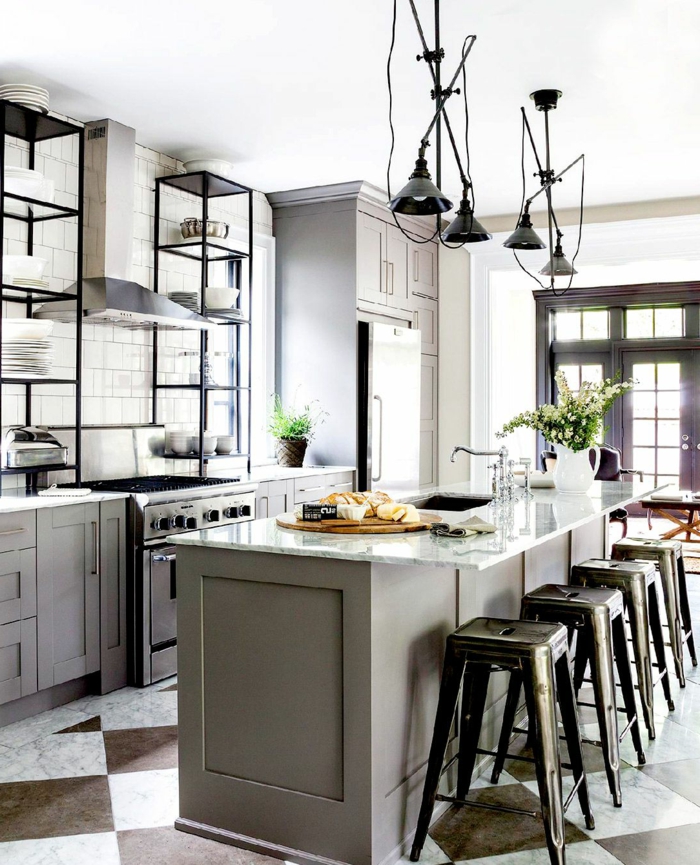 Moderne Küchen mit Insel und Schränke in grau, schwarze Lampen und Stühle, offene Regale mit Tellern und Tassen