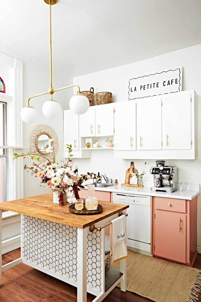 kleine Küche modern einrichten, weiße und pastellfarbene Küchenschränke, Kücheninsel Ikea mit Holztheke, Dekoration mit Blumen, beiger Teppich auf Holzboden