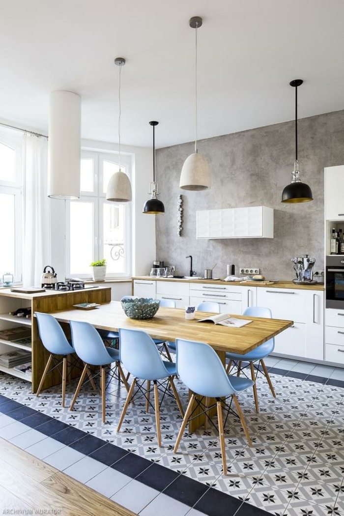 moderne Kücheninsel mit Tisch, blaue Mosaik Fliesen und himmelblaue Stühle, weiße Küchenschränke, große Küche mit Fenster