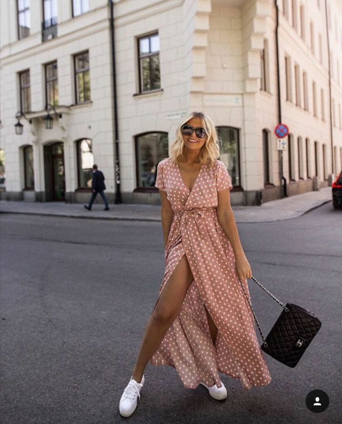 inspor street style lange sommerkleider pink mit polka dots kleine schwarze tasche weiße sneakers kurze blonde haare
