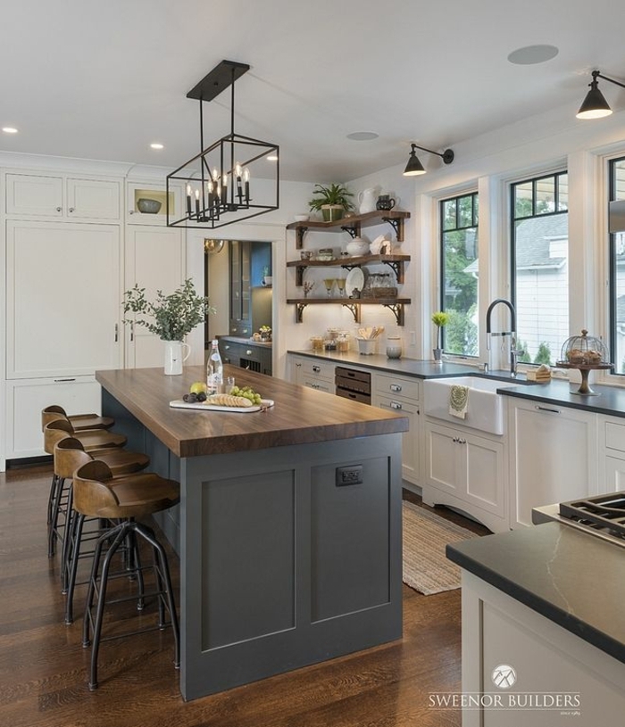 Kücheninsel klein in graue Farbe und Theke aus Holz, weiße Küchenschränke und offene Regale, große Küche mit Fenster