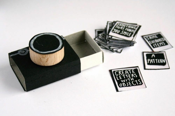 Kleine Schachtel in der Form von einem Fotoapparat in schwarz, lustige Geschenke selber machen, kleine Zettelchen mit Aufschrift
