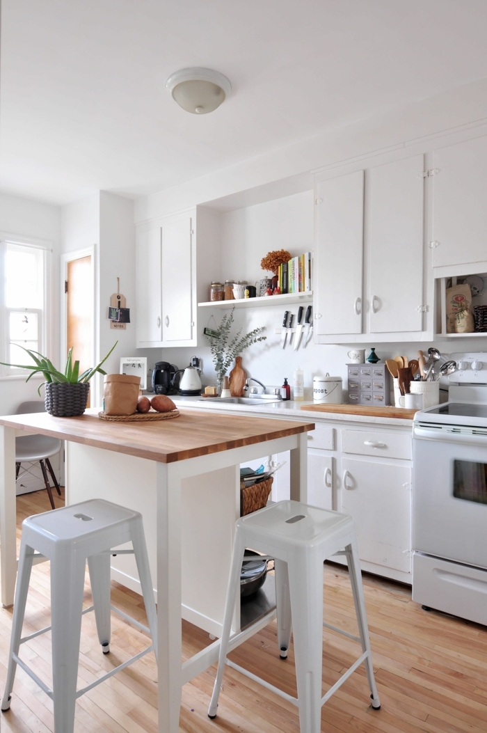Kücheninsel klein, kleine weiße Ikea Küche mit Fenster, Bodenbeleg aus Holz, Minimalistische Inneneinrichtung, 