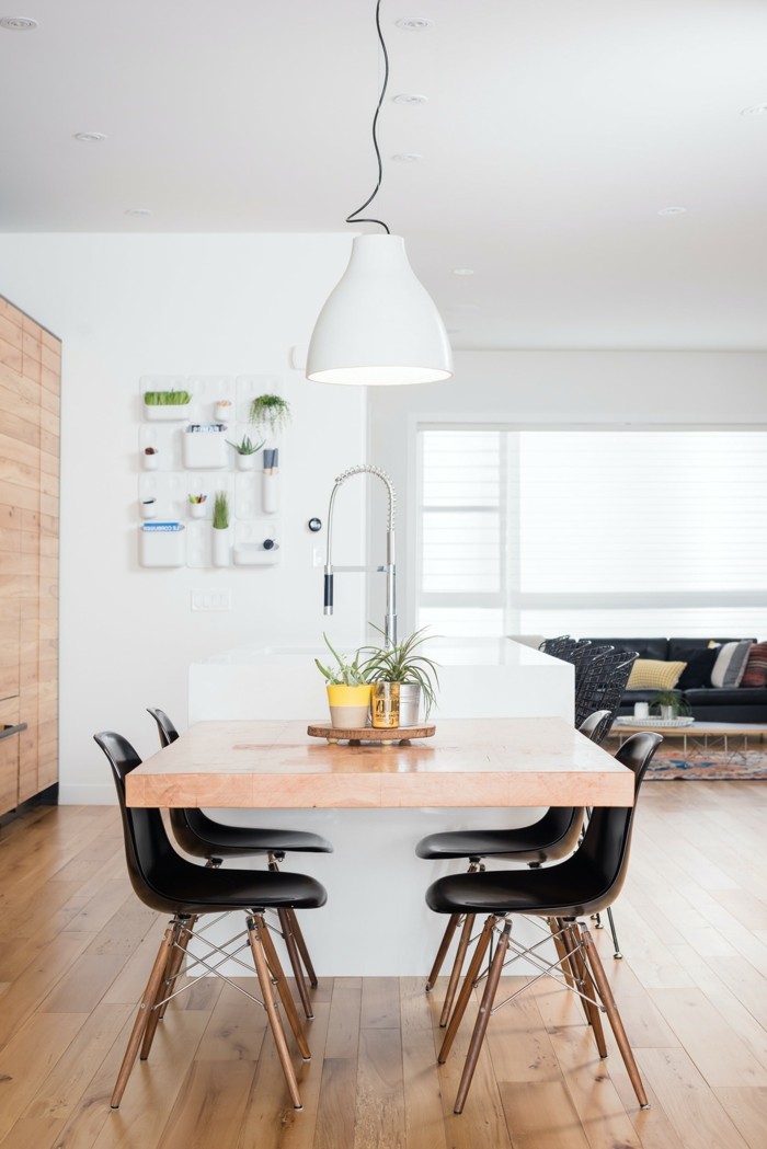 Moderne Küche mit Kochinsel und Sitzgelegenheit, Mischung aus Holztöne und schwarzen Möbeln, Interior Design 2020 Trends