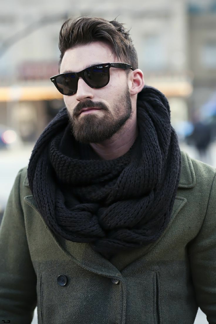 casual street style Männer, Frisurentrends 2020, grüner Mantel mit schwarzem Schal und Sonnenbrillen, dunkelbraune Haare