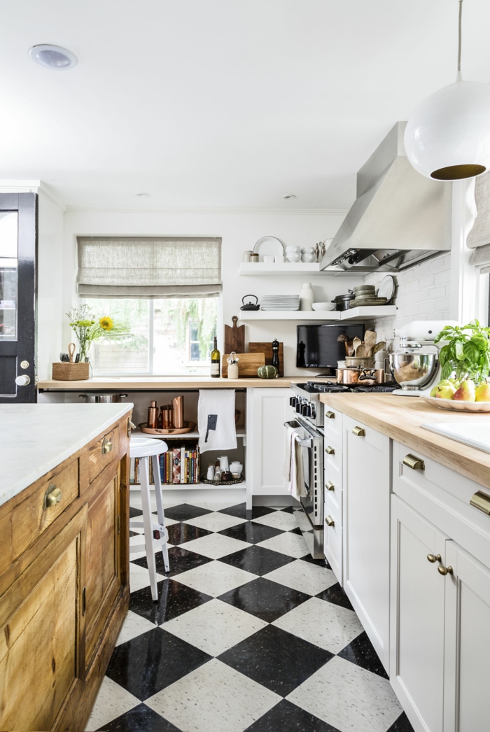 schwarz weiße quadratische Bodenfliesen, weißen Küche, moderne Küche mit Kochinsel, mit Holzschränken