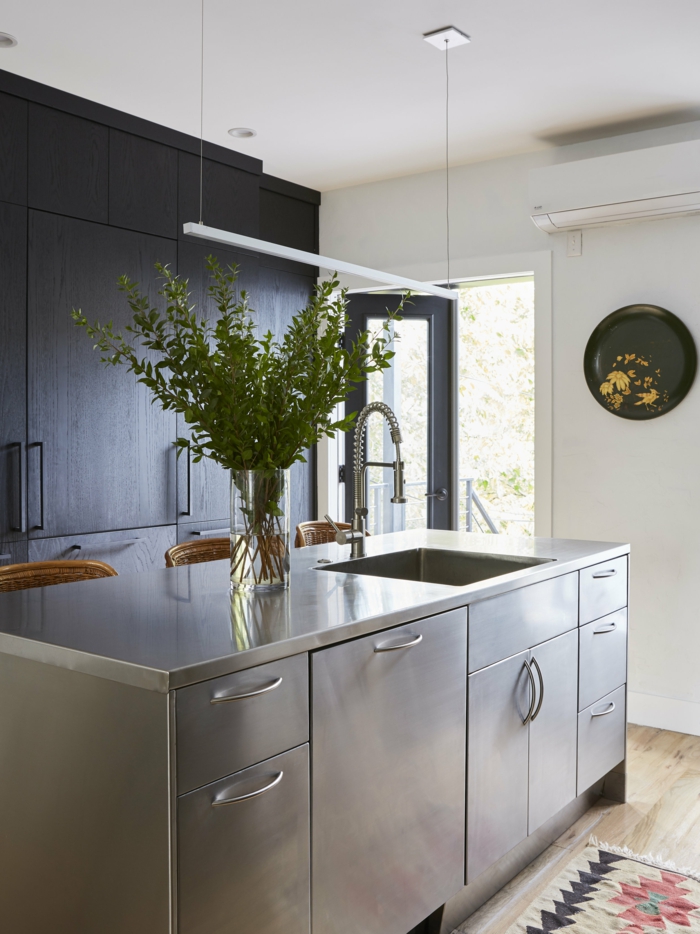 Moderne Küchen mit Insel aus Metall, Inneneinrichtung mit retro Atmosphäre, Vase mit grünen Pflanzen, bunter Teppich, Ikea Kücheninsel