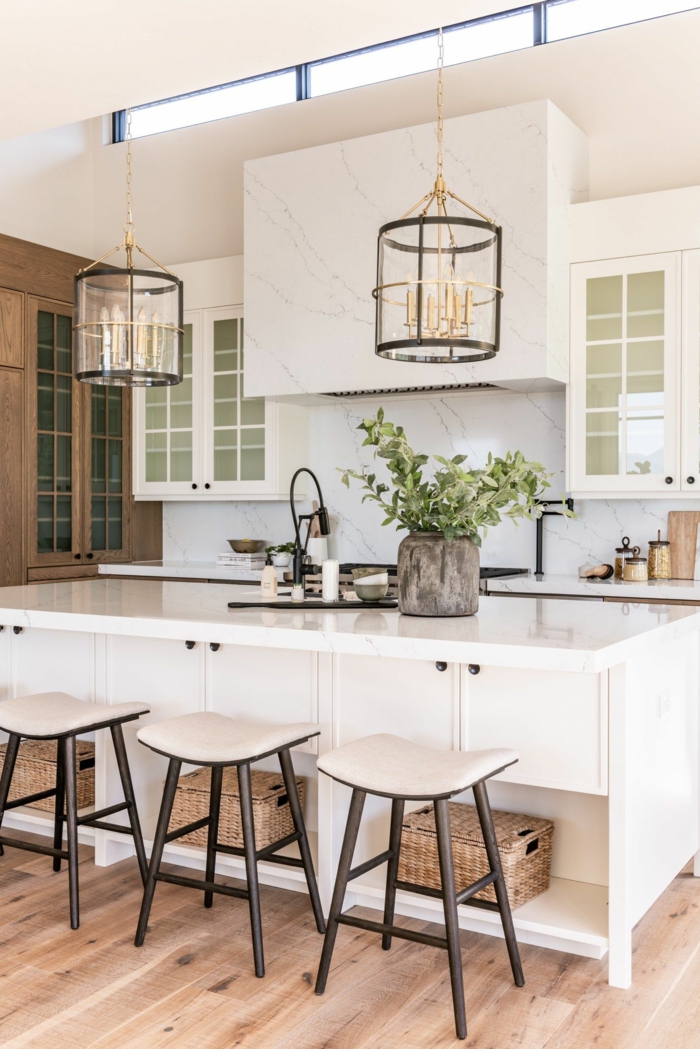 wunderschöne weiße Küche mit Metall und Holzelemente, Kochinsel mit Theke, originelle Idee für Beleuchtung