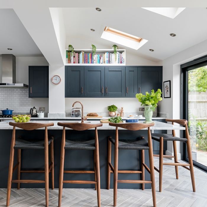 Dachschräge mit kleinem Fenster, Kücheninsel Ikea, blaue Küchenschränke und Holz Akzente, modernes Interior Design