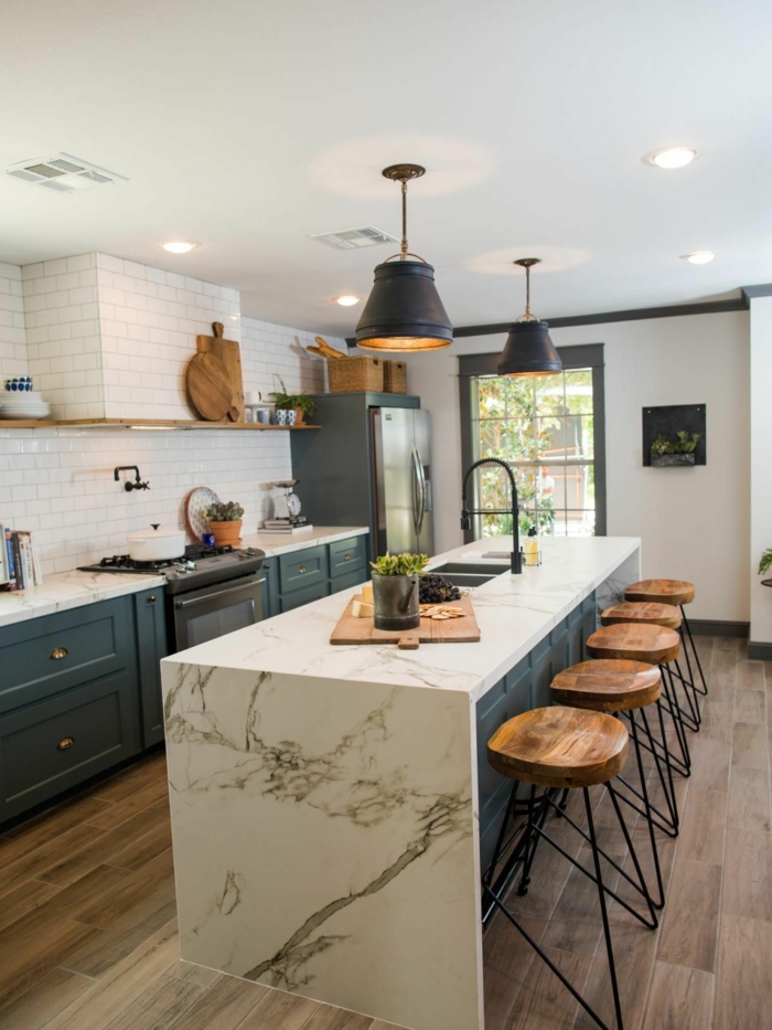Küche eingerichtet im industrialen Stil, grüne Küchenschränke, Kombination von Holz und Metall, Küchen Ideen modern mit Kochinsel