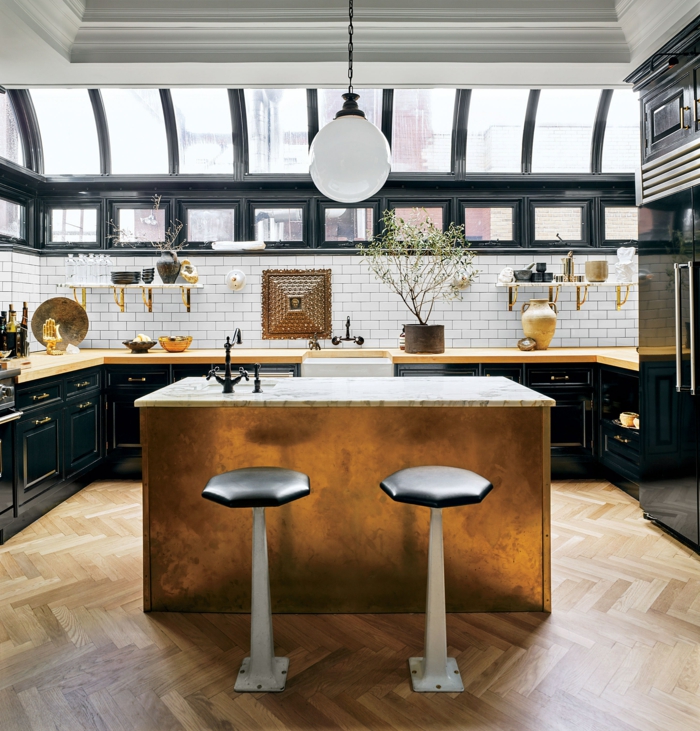 schwarze Küchenmöbel und weißen Backstein Fliesen, moderne Küche mit Kochinsel, verziert in goldene Farbe,