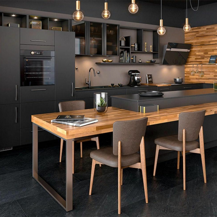 Kochinsel mit Sitzgelegenheit, moderne Einrichtung von Küche in schwarze Farben und Holztöne, modische Beleuchtung mit kleinen Lampen