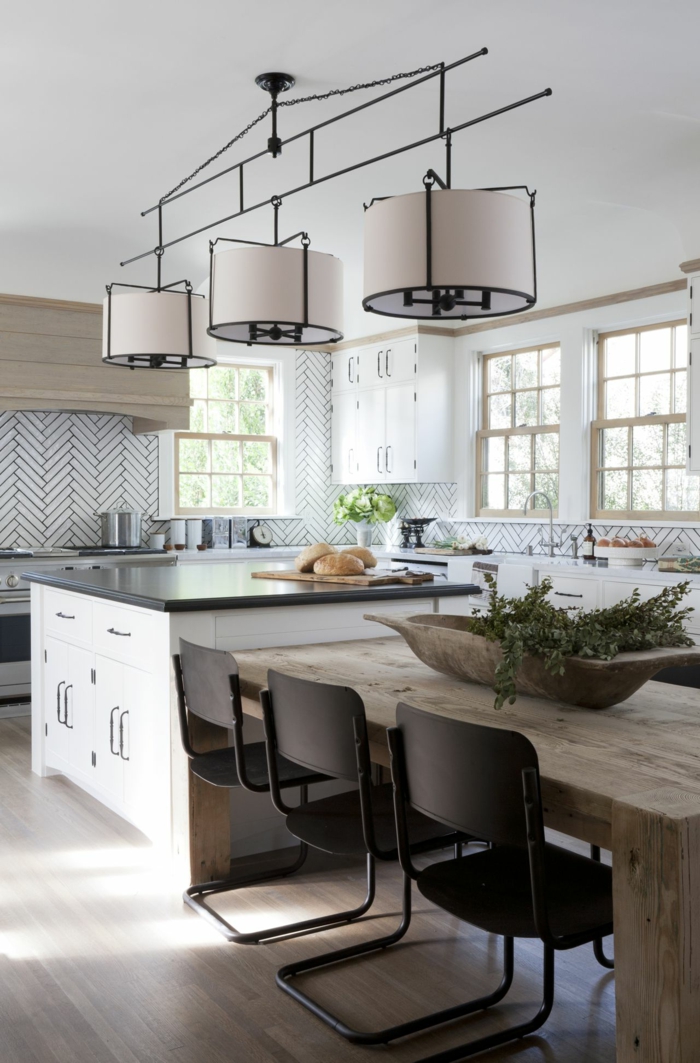 Kochinsel mit integriertem Esstisch, Einrichtung im rustikalen Stil, Mischung aus Metall und Holz, weiße Küchenschränke