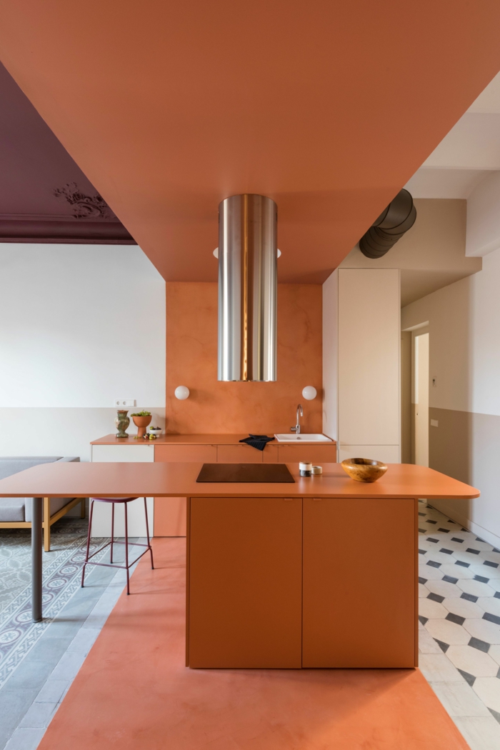 Moderne Küche mit Insel, Color Blocking Trend, Terrakotta Farbe, verschiedene Fliesen im Wohnzimmer und Küche,
