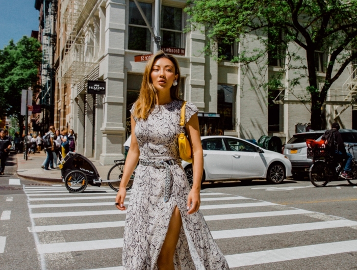 langes kleid mit schlitz weiße nike sneakers sommerkleider 2020 trend new york street style inspiration