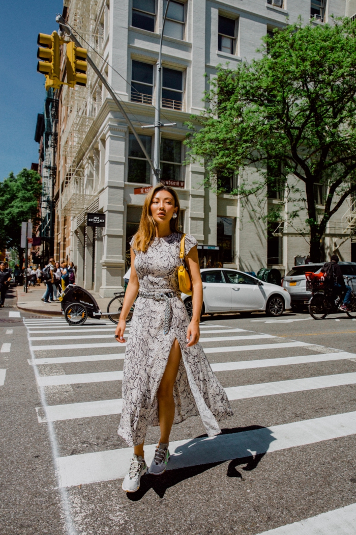 langes kleid mit schlitz weiße nike sneakers sommerkleider 2020 trend new york street style inspiration