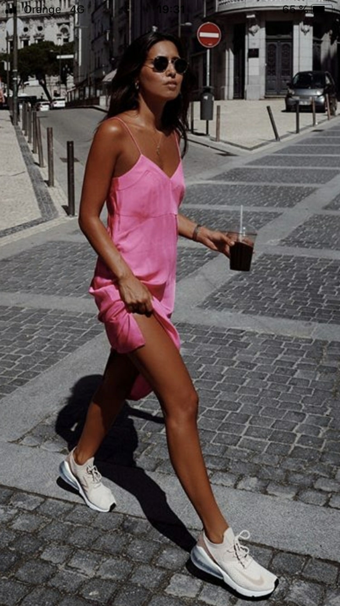 leichtes sommerleid in pink styling mit weißen sneakers dame mit dunklen haaren street style inspo