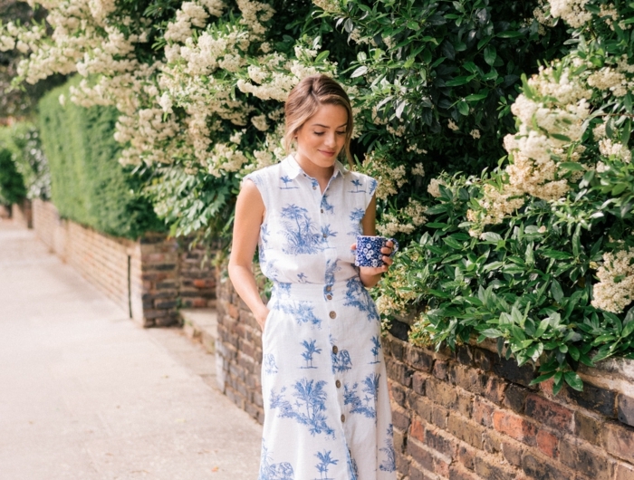 london street style schlicht und elegant langes blau weißes kleid mit knöpfen styling ideen