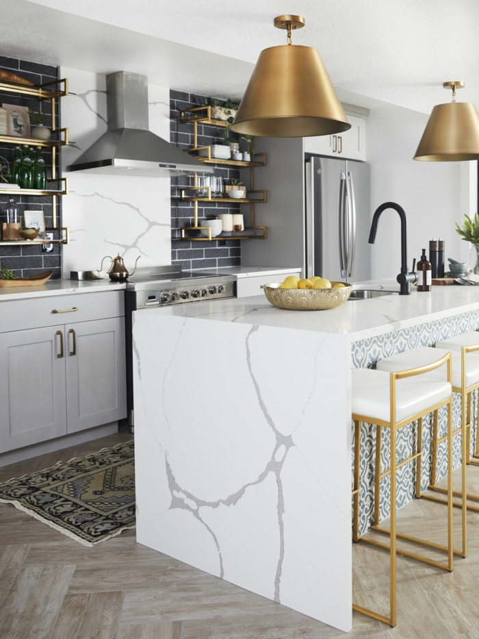 Einrichtung Küche mit goldenen Akzenten, Ikea Kücheninsel aus Marmor, schwarte Wandfliesen, Dekoration mit Teppich