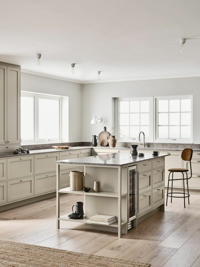 sehr minimalistisch gestaltete Küche mit Kochinsel in pastellfarben, Kücheninsel klein, Eckküche mit Fenster