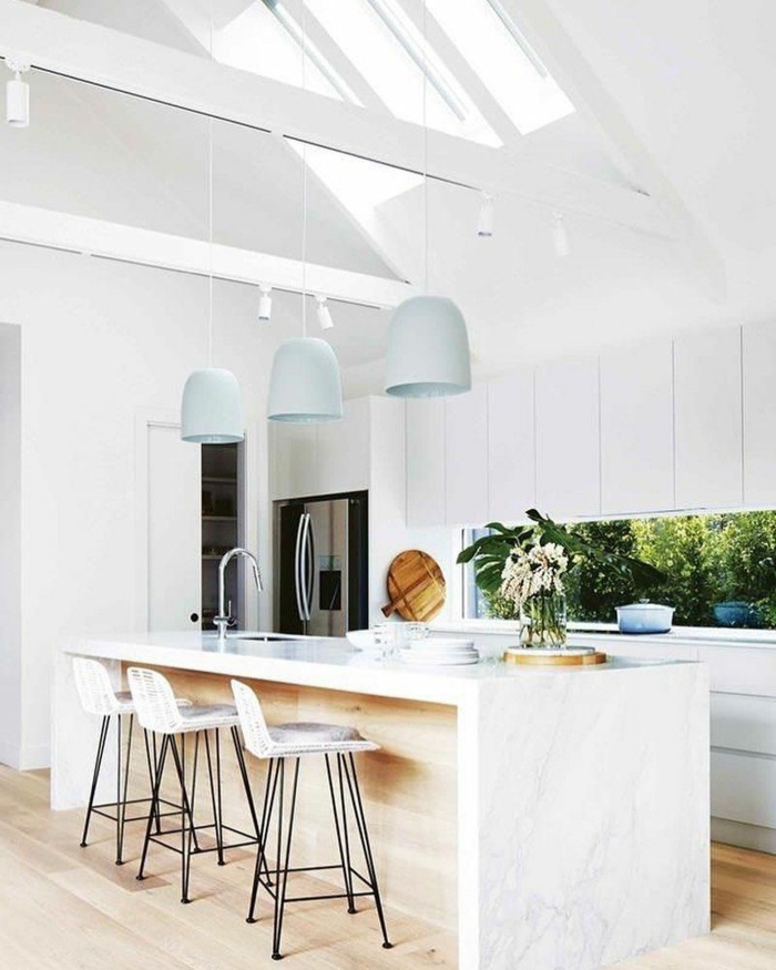 drei bläuliche Hängelampen, helle Holzböden Küche, Küchen Ideen modern, weiße Kochinsel, Dachschräge mit großem Fenster