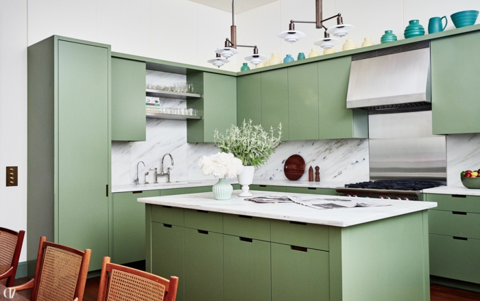 angesagte Trends im Küchen Design, grüne Küchen mit Marmor Wand, Kochinsel mit Theke, moderne Beleuchtung