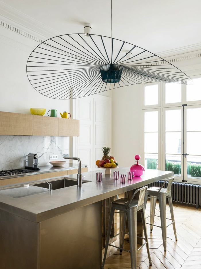 originelle schwarze Lampe, moderne Küche mit Kochinsel und Waschbecken, Fenster im französischen Stil, hölzerne Schränke